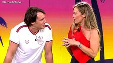 El encuentro entre Ion Aramendi y su pareja, María Amores, en 'El verano se mueve': "Tú eres más forofa del fútbol que yo"