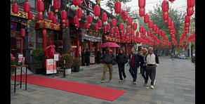 Los invitados se dividen para vivir dos experiencias únicas en China: un reto gastronómico y una sesión de medicina tradicional