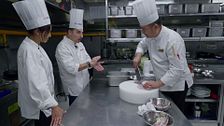 Hiba Abouk y Jordi Roca se enfrentan al reto culinario de preparar el ‘pescado ardilla’, uno de los platos más famosos de China