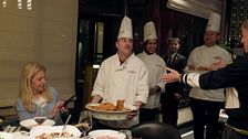 El veredicto al ‘pescado ardilla’ preparado por Jordi Roca e Hiba Abouk de Jesús Calleja y el resto de los invitados