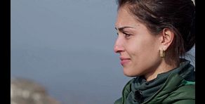 Las lágrimas de Hiba Abouk tras vencer su vértigo con la ayuda de Jesús Calleja