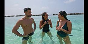 Laura Madrueño instruye en apnea a Lorena Castell y Montoya antes de su gran inmersión: “Estad tranquilos”