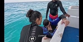 El mareo de Montoya tras su inmersión con mantarrayas preocupa a sus compañeros: “¡Está vomitando!”