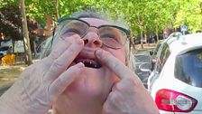 Víctima de una clínica dental: "Nos han dejado sin dinero, sin dientes y comiendo puré"