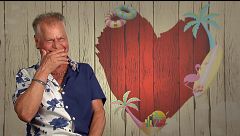 El ataque de risa de un soltero al no entender las palabras de su cita en ‘First Dates Summer’: “El puchero sí, las lentejas no”