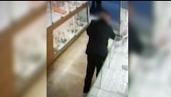 Graban cómo un hombre y una mujer roban más de 8.500 euros en joyas en un local de Barcelona: ambos están detenidos
