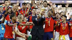 La emoción de los reyes, Felipe y Letizia, y de las princesas, Leonor y Sofía, al levantar la copa de campeones del mundo