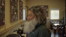 Raúl Pérez y su madre recuerdan el trágico fallecimiento de su padre en la bodega