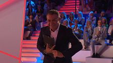 Jorge Javier Vázquez se prueba el anillo de pedida de mano de un invitado ¡y no se lo puede quitar!