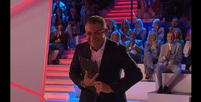 Jorge Javier Vázquez se prueba el anillo de pedida de mano de un invitado ¡y no se lo puede quitar!