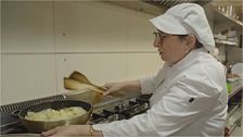 Así se prepara la famosa tortilla de Betanzos: “Tiene que llorar”