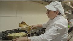 Así se prepara la famosa tortilla de Betanzos: “Tiene que llorar”