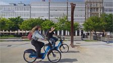 Un paseo en bicicleta por A Coruña: desde su centro neurálgico hasta la ventana al Atlántico