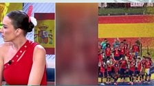 Con claveles y de rojo: Patricia Pardo celebra el segundo Mundial de España