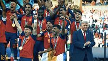 Así se 'coló' Donald Trump en la fotografía de la victoria de la Selección española