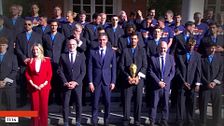 Sánchez monta un fiestón en la Moncloa con más de 200 invitados para recibir a La Roja