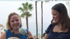 Vende casas con pamela y cantando: la mocatriz viral de Nerja