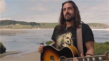 Andrés Suárez confiesa por qué le inspira la playa de Pantín: “Es la más hermosa del mundo”