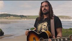 Andrés Suárez confiesa por qué le inspira la playa de Pantín: “Es la más hermosa del mundo”