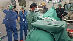 El hospital Vall d'Hebron realiza el primer trasplante de órganos entre dos personas con VIH en España: "Supone un hito médico"