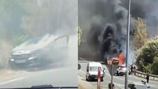 Un coche en llamas en la entrada de San Martín de Valdeiglesias, origen de uno de los incendios que arrasan el suroeste de Madrid