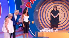 Carlos Sobera bromea con una concursante durante una prueba