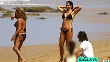 Las imágenes de dos de los posados del verano: Lolita con su familia en la playa y la escapada de Sara Carbonero en altamar