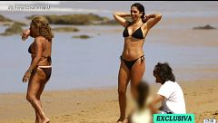 Las imágenes de dos de los posados del verano: Lolita con su familia en la playa y la escapada de Sara Carbonero en altamar