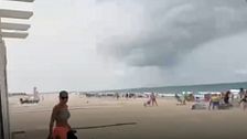 Susto en las playas de Cádiz por la aparición de una manga de viento que obliga a los bañistas a refugiarse
