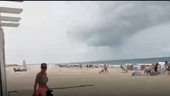 Susto en las playas de Cádiz por la aparición de una manga de viento que obliga a los bañistas a refugiarse