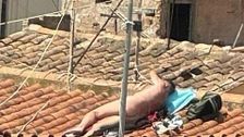 Los vecinos del Cabanyal, hartos de los turistas 'low cost': "Toman el sol en pelotas en los tejados"