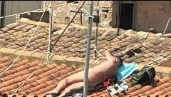 Los vecinos del Cabanyal, hartos de los turistas 'low cost': "Toman el sol en pelotas en los tejados"