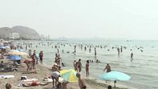 Alicante prohíbe bañarse en sus playas y cierra las terrazas por la alerta roja de la Aemet