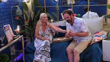 El divertido momento de dos solteros con presbicia en el reservado de ‘First Dates Summer’: “He cogido la concha”