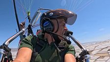 Almería desde el cielo: el viaje en paramotor sobre el desierto y el mar de plástico