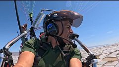 Almería desde el cielo: el viaje en paramotor sobre el desierto y el mar de plástico