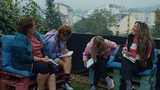 La primera noche en el albergue acerca a padres e hijos tras una intensa jornada cargada de emociones