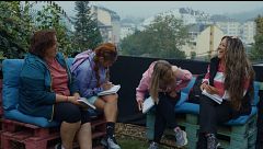 La primera noche en el albergue acerca a padres e hijos tras una intensa jornada cargada de emociones