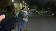La euforia incontenida de un vecino de Ceuta al encontrarse con Iker Jiménez en plenas protestas: "¡Aquí, aquí!"