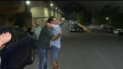 La euforia incontenida de un vecino de Ceuta al encontrarse con Iker Jiménez en plenas protestas: "¡Aquí, aquí!"