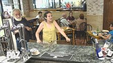 La reacción de una espontánea al ver cómo es tratado un sintecho en un bar