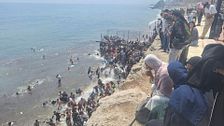 Las impactantes imágenes de miles de migrantes entrando ilegalmente a Ceuta desde Marruecos: la ciudad, desbordada