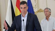 La visita de Pedro Sánchez a Ceuta: recibido entre insultos y se abre a reformar la ley de extranjería tras la "violación de la integridad territorial de España"
