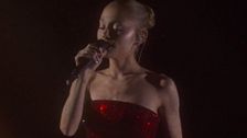 Ariana Grande anuncia que se retirará de los escenarios debido al "constante escrutinio público" que sufre por su físico