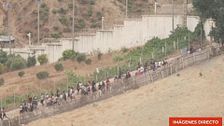 'VAV' comprueba en directo como sigue la entrada masiva de inmigrantes en Ceuta