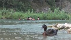 Bañarse en ríos o pozas tiene sus riesgos por el desconocimiento del cauce o los contaminantes de sus aguas