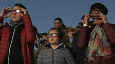 Los riesgos de mirar al eclipse sin protección ocular: "Puede provocar visión borrosa, distorsionada o manchas"