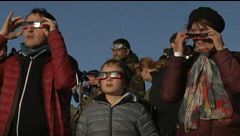 Los riesgos de mirar al eclipse sin protección ocular: "Puede provocar visión borrosa, distorsionada o manchas"