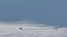 Graba desde la ventanilla del avión una especie de platillo volante