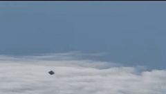 Graba desde la ventanilla del avión una especie de platillo volante